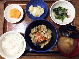 きょうのお昼ごはんは、五目大豆煮、甘酢和え、コーンポテト、味噌汁、くだものでした。