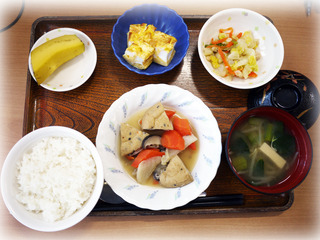 きょうのお昼ごはんは、がんもと根菜の含め煮・天かす和え・はんぺんのピカタ・みそ汁・くだものでした。