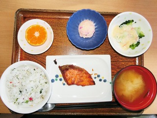 きょうのお昼ごはんは、焼き魚、花野菜の卵あんかけ、シバ漬けポテト、味噌汁、くだものでした。