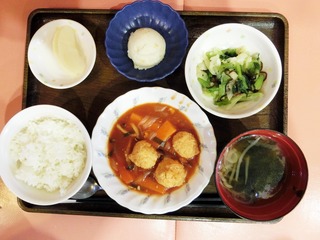 きょうのお昼ごはんは、肉団子のケチャップ煮、和え物、コーンポテト、味噌汁、果物でした。