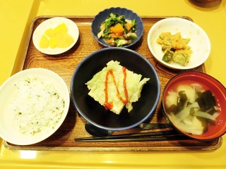 きのうのお昼ごはんは、挽肉とキャベツの重ね蒸し、かぼちゃサラダ、煮浸し、味噌汁、果物でした。