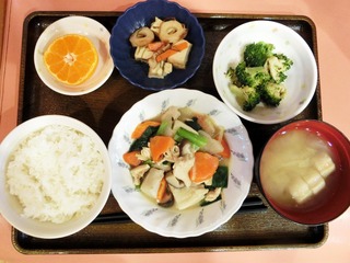 きょうのお昼ごはんは、鶏肉と里芋のみそ煮込み、梅おかか和え、煮物、味噌汁、果物でした。