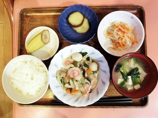 きょうのお昼ごはんは、八宝菜・さつまいもの甘露煮・ナムル・みそ汁・くだものでした。