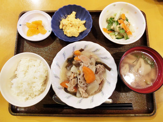 今日のお昼ごはんは、和風ポトフ・和え物・コーン炒り卵・みそ汁・くだものでした。