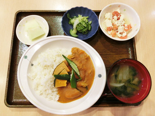 今日のお昼ごはんは、夏野菜カレー・豆腐サラダ・浅漬け・みそ汁・くだものでした。