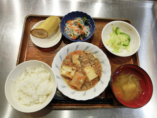 きのうのお昼ごはんは、家常豆腐・春雨サラダ・浅漬け・みそ汁・くだものでした。