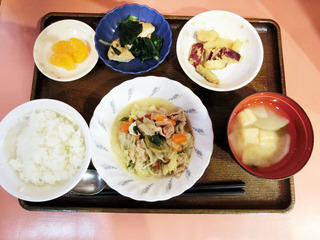 きょうのお昼ごはんは、肉野菜炒め・煮物・和え物・みそ汁・くだものでした。