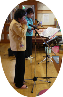 今日のボランティアさんは、毎月お見えのウクレレアルモシスターズの阿久沢さんと大崎さんでした。冬にちなんだ曲をみんなで歌いました。