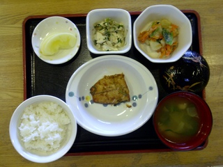 今日のお昼ご飯は、鯖の香味醤油焼き、和え物、ピリ辛炒リ豆腐、味噌汁、果物、です。