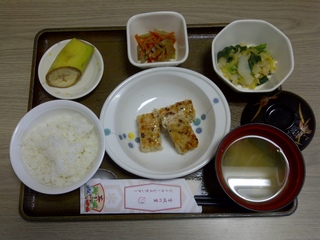 今日のお昼ご飯は、松風焼、きんぴら、煮浸し、味噌汁、果物です。今週の箸袋はかわいらしく好評でした。