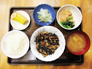 きのうのお昼ごはんは、磯炒め・おろしきゅうり和え・里芋煮・みそ汁・くだものでした。