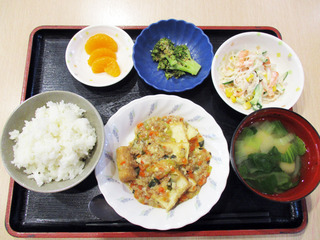 きょうのお昼ごはんは、家常豆腐・春雨サラダ・和え物・みそ汁・くだものでした。