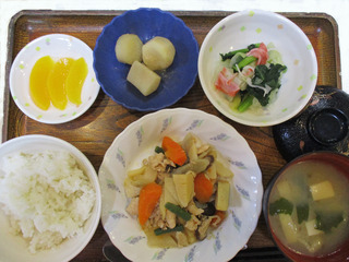 きょうのお昼ごはんは、筑前煮・甘酢和え・里芋煮・みそ汁・くだものでした。