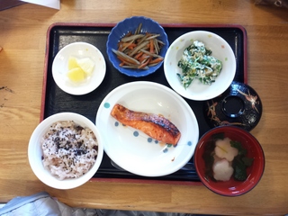 きょうのお昼ご飯は、お赤飯、鮭のみそ焼き、煮物、和え物、お吸い物、くだものでした。