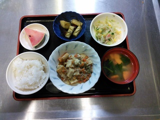 今日のお昼ごはんは　家常豆腐　春雨サラダ　煮物　味噌汁　くだものです