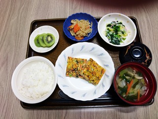 きょうのお昼ごはんは、五目卵焼き、酢の物、切り干し煮、味噌汁、果物でした。