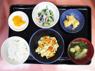 きょうのお昼ごはんは、豚肉と人参の卵とじ・春雨の酢の物・じゃが煮・味噌汁・くだものでした。