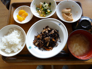 今日のお昼ご飯は、磯炒め、和え物、がんもの含め煮、味噌汁、果物です。