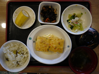 今日のお昼ご飯は、ぎせい豆腐、ひじき煮、煮浸し、味噌汁、果物でした。