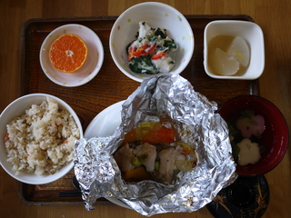 今日のお昼ご飯は、混ぜごはん、鶏肉と香草焼き、くずあん、和え物、お吸い物、果物でした。