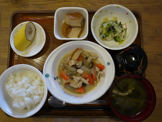 今日のお昼ご飯は、炒め煮、厚揚げ煮、酢の物、味噌汁、果物でした。