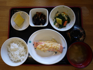 今日のお昼ご飯は、鮭のかぶら蒸し、酢味噌和え、ひじき煮、味噌汁、果物でした。