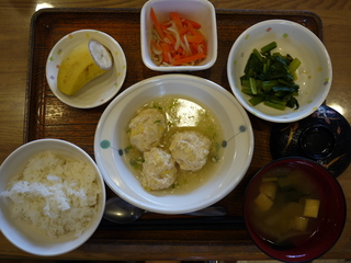 今日のお昼ご飯は、鶏挽き肉と白菜の蒸し煮、青菜の辛子和え、ナムル、味噌汁、果物でした。