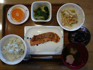 今日のお昼ご飯は、鮭のねぎ味噌焼き、炒りおから煮浸し、お吸い物、果物でした。