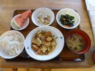 今日のお昼ご飯は、厚揚げの和風カレー煮、ひじきサラダ、お浸し、味噌汁、果物でした。