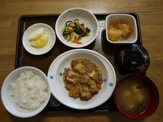 今日のお昼ご飯は、家常豆腐、和え物、じゃが煮、味噌汁、果物でした。