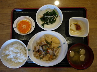 今日のお昼ご飯は、鶏肉の治部煮風、ふろふき大根、おかか和え、味噌汁、果物でした。
