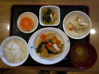 今日のお昼ご飯は、がんも含め煮、味噌マヨ和え、煮浸し、味噌汁、果物でした。