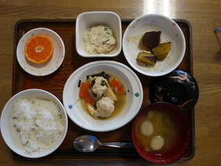 今日のお昼ご飯は、鶏つくね煮、エビとセリの白和え、大学芋煮、味噌汁、果物でした。