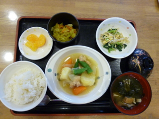 今日のお昼ご飯は、鶏肉のあっさり煮、カレー炒め、卵とじ、味噌汁、果物でした。