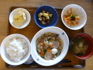 きょうのお昼ご飯は、八宝菜、中華和え、コロコロ煮、味噌汁、くだものでした。