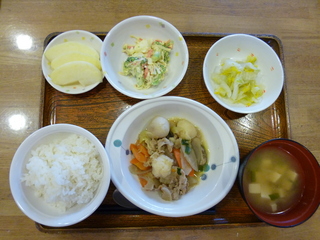 今日のお昼ご飯は、芋炊き、白菜と黄菊の甘酢和え、和え物、味噌汁、果物でした。