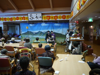 今日のボランティアさんは、田村条四郎さんと美弥扇紅葉さんによる歌と踊りの一時でした。