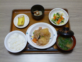 今日のお昼ご飯は、肉じゃが、和え物、煮物、味噌汁、果物でした。