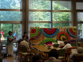 きょうのボランティアは、ウクレレアルモシスターズの皆さんによる、花は咲く、夕陽の丘、東京ラプソディなどの曲を奏で、みんなで楽しく歌うひと時を過ごすことができました。