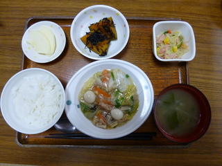 今日のお昼ご飯は、八宝菜、春雨サラダ、煮物、味噌汁、果物でした。
