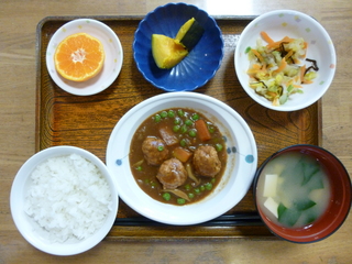 きょうのお昼ご飯は、肉だんご煮、かぼちゃミルク煮、浅漬け、味噌汁、果物でした。