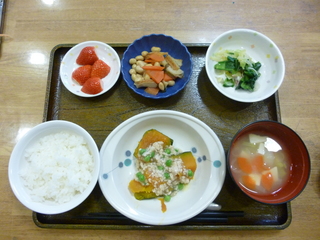 きょうのお昼ご飯は、かぼちゃそぼろあん、和え物、大豆煮、味噌汁、くだものでした。