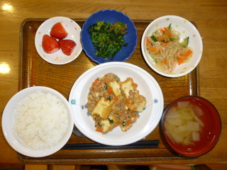 きのうのお昼ご飯は、挽き肉と厚揚げの味噌炒め、ナムル、くず煮、味噌汁、くだものでした。