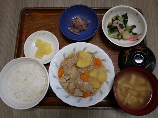 きょうのお昼ご飯は、肉じゃが、煮浸し、梅和え、味噌汁、果物でした。