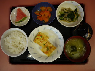 きょうのお昼ご飯は、擬製豆腐、なめたけ和え、ジャコ人参、味噌汁、果物でした。
