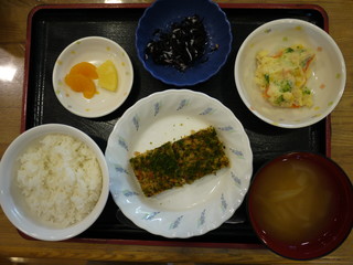 きょうのお昼ご飯は、松風焼き、ポテトサラダ、ひじきの酢の物、味噌汁、果物でした。