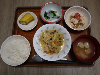 きょうのお昼ご飯は、親子煮、豆腐サラダ、浅漬け、味噌汁、果物でした。