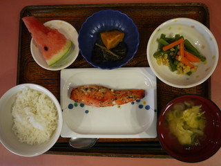 きょうのお昼ご飯は、鮭の梅ねぎ焼き、含め煮、いんげんの天かす和え、お吸い物、果物でした。