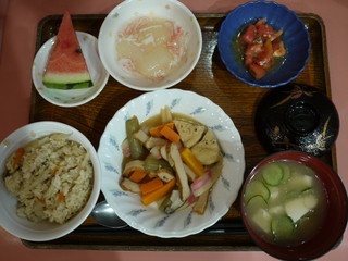 きょうのお昼ご飯は、まぜご飯、炊き合わせ、とうがんのくずあん、トマトサラダ、冷汁、果物でした。