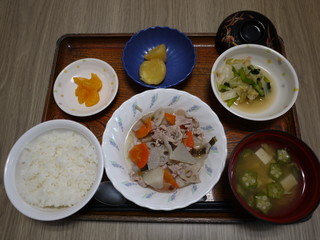 きょうのお昼ご飯は、和風ポトフ、煮浸し、煮っころがし、味噌汁、果物でした。